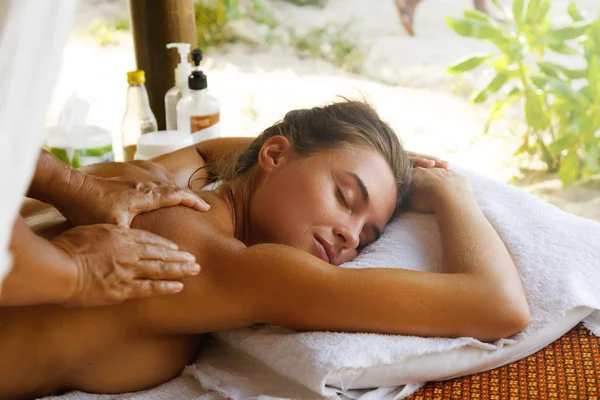 Kadının geleneksel Tay masajı