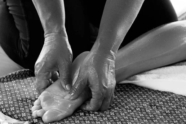 Close Van Vrouwelijke Voet Tijdens Traditionele Thaise Massage — Stockfoto