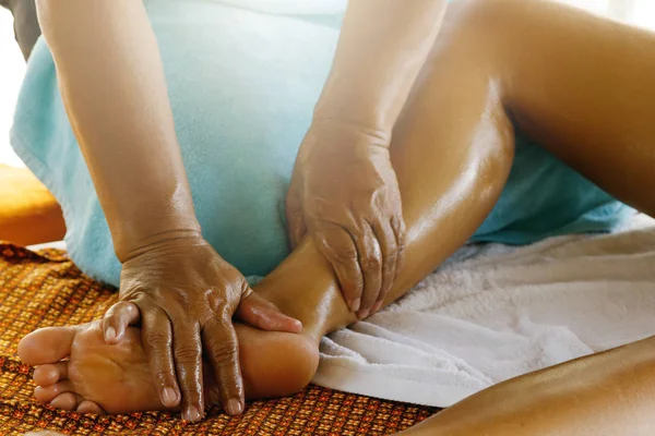 Close Vista Feminino Durante Massagem Tradicional Tailandesa — Fotografia de Stock