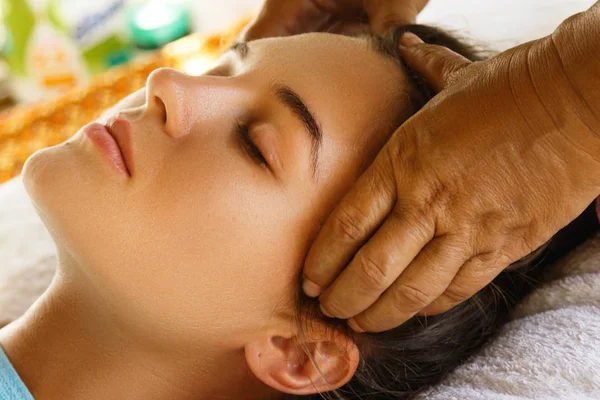 Young Woman Professional Head Massage — Stock Photo, Image