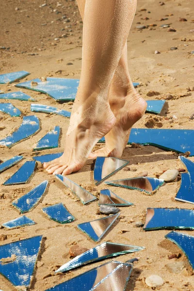 Patas Femeninas Fragmentos Espejo Sobre Arena —  Fotos de Stock