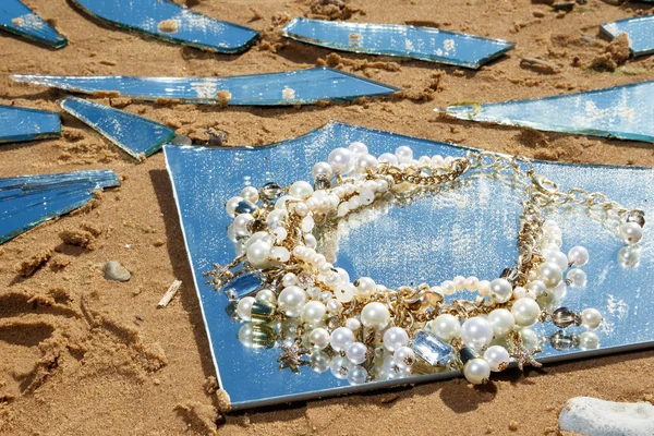 Vackert Halsband Med Pärlor Liggande Spegeln Skärvor — Stockfoto