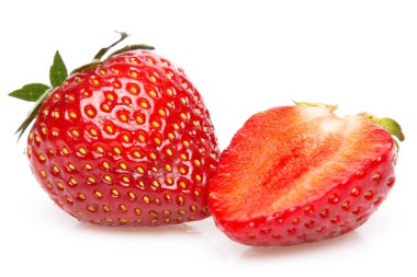 Beyaz arka planda taze kırmızı çilekler