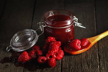 Ev yapımı reçel ahududu ahşap tablo