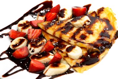 Çilek, muz ve beyaz zemin üzerine çikolata şurubu ile Pancakes