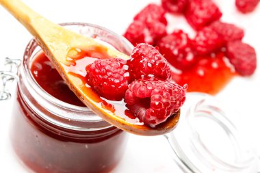 Kavanoz reçel ve beyaz arka plan üzerinde taze frambuaz