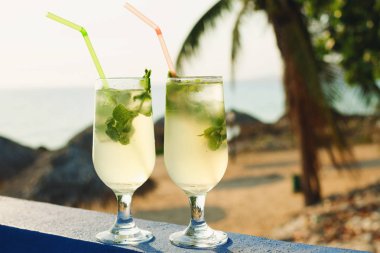 İki Mojito plaj barda kokteyl bardak