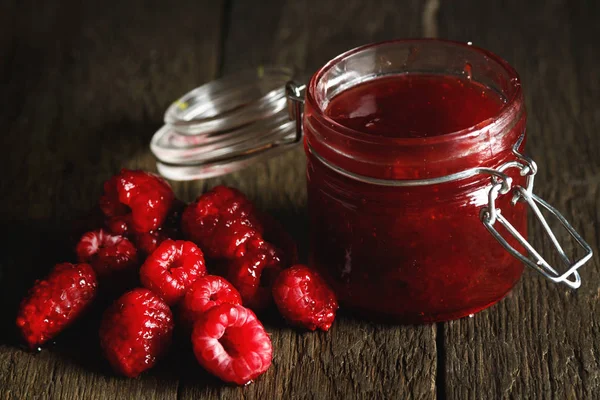 Hausgemachte Himbeermarmelade Auf Holztisch — Stockfoto