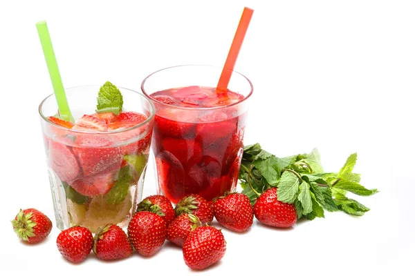 Bebida Refrescante Con Fresas Sobre Fondo Blanco —  Fotos de Stock