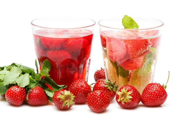 Bebida Refrescante Con Fresas Sobre Fondo Blanco —  Fotos de Stock