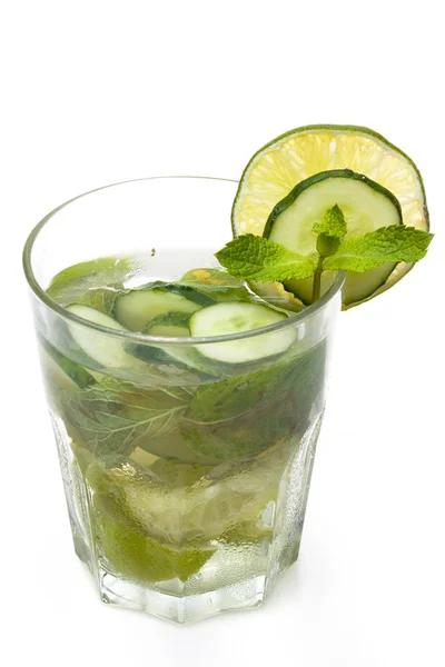 Bebida Refrescante Con Pepinos Limas Menta Sobre Fondo Blanco —  Fotos de Stock