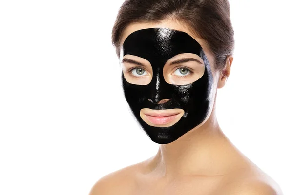 Vrouw Met Zuiverend Zwart Masker Haar Gezicht Geïsoleerd Witte Achtergrond — Stockfoto