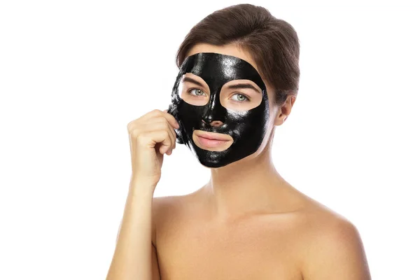 Vrouw Met Zuiverend Zwart Masker Haar Gezicht Geïsoleerd Witte Achtergrond — Stockfoto