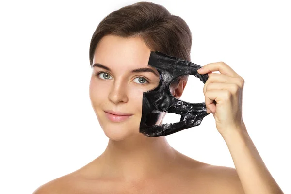 Mulher Bonita Removendo Máscara Purificante Seu Rosto Sobre Fundo Branco — Fotografia de Stock