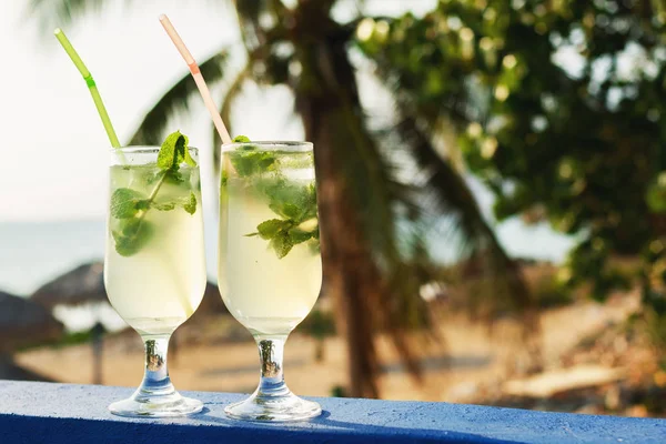 Дві Склянки Коктейлю Мохіто Пляжному Барі — стокове фото