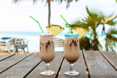 Pina colada çikolata şurubu ile kokteyl iki bardak