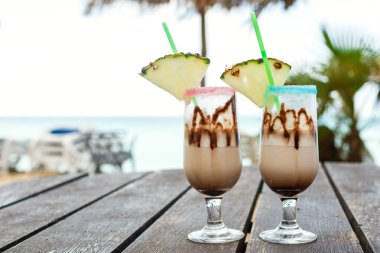 Pina colada çikolata şurubu ile kokteyl iki bardak