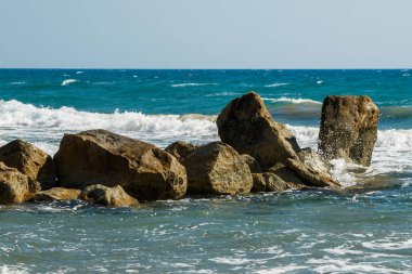 Mavi su ve kayalar ile güzel deniz manzarası