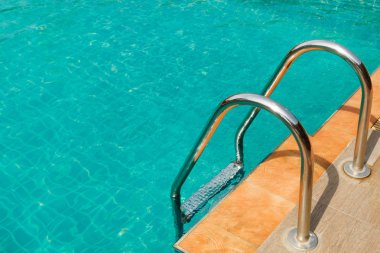 Güzel temiz su ile havuz içinde merdiveni