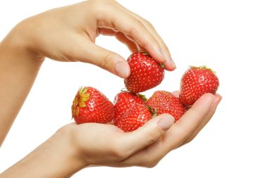 Eller ve beyaz arka plan üzerinde straberries