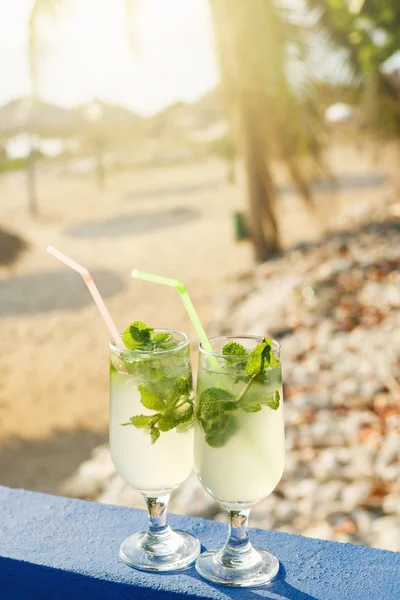 Δύο Ποτήρια Κοκτέιλ Στο Beach Bar Μοχίτο — Φωτογραφία Αρχείου