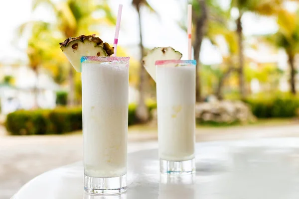 Dos Vasos Cóctel Pina Colada Sobre Mesa — Foto de Stock