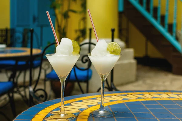 Zwei Gläser Gefrorener Daiquiri Cocktail Mit Limette Auf Dem Tisch — Stockfoto