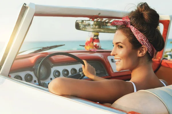 レトロなキャブリオレット車の中で美しく幸せな女性 — ストック写真