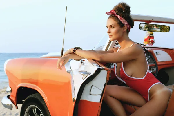 수영복을 여자와 해변에 비올레 자동차 — 스톡 사진