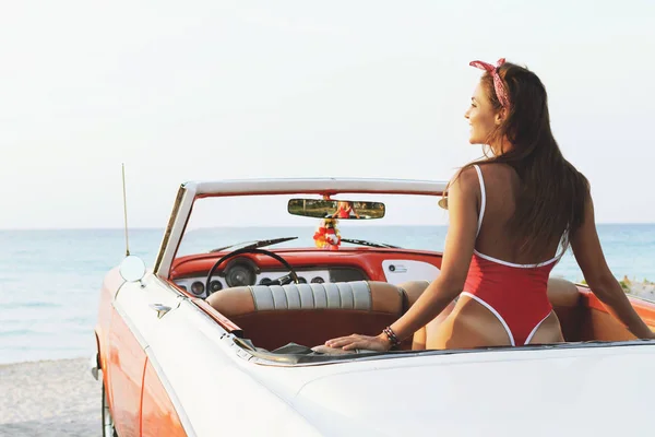 Mulher Sexy Maiô Vermelho Retro Carro Cabriolet Praia — Fotografia de Stock