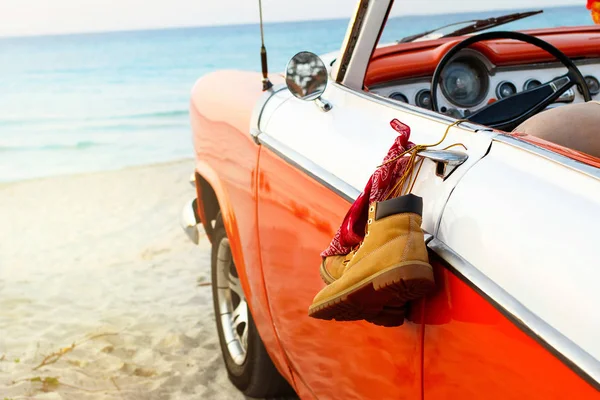 Coche Retro Con Botas Atadas Bandana Tirador Puerta Playa —  Fotos de Stock