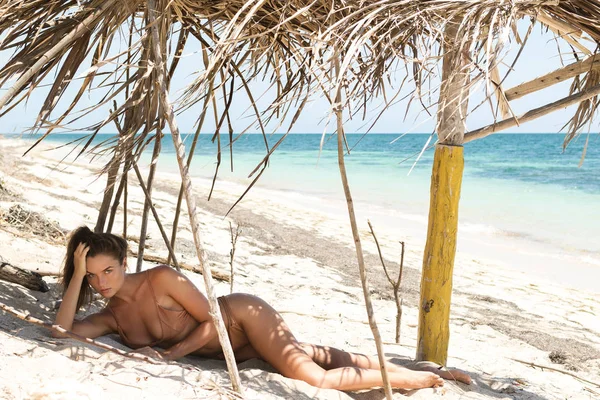 Sexy Beautiful Woman Beige Bikini Wild Beach — Stock Photo, Image