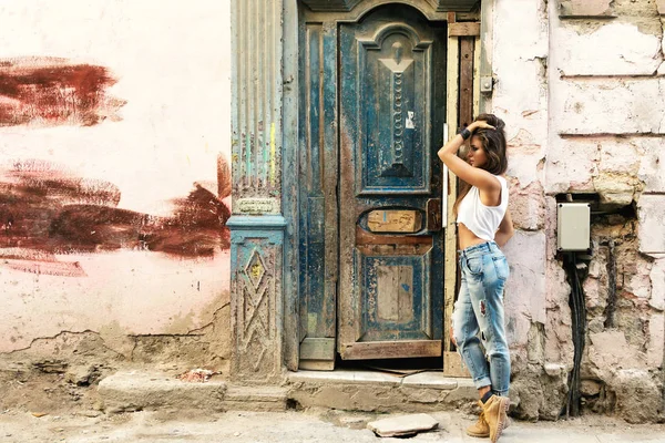 Sexig Kvinna Trasiga Jeans Havannas Gator — Stockfoto