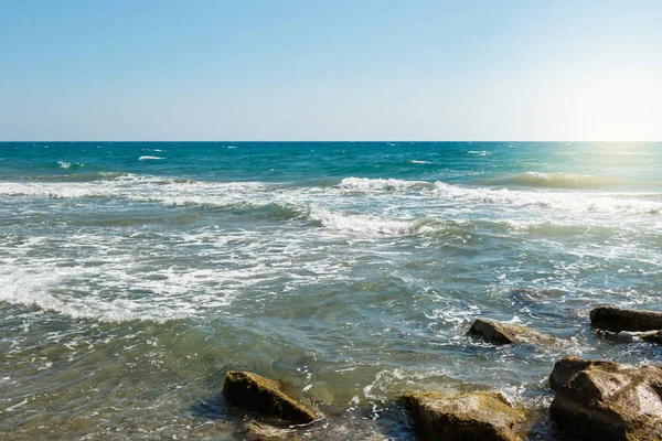 Vackra Seascape Med Blått Vatten Och Klippor — Stockfoto