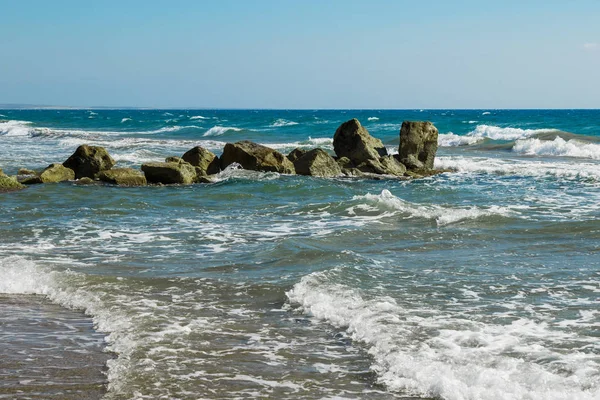 Vackra Seascape Med Blått Vatten Och Klippor — Stockfoto