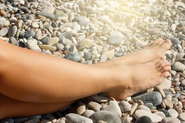 小石のビーチで女性の足のクローズ アップ ビュー — ストック写真