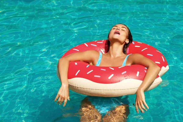 Hermosa Mujer Joven Anillo Natación Inflable Forma Una Dona Piscina — Foto de Stock