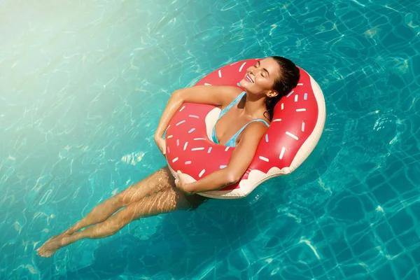 Hermosa Mujer Joven Anillo Natación Inflable Forma Una Dona Piscina — Foto de Stock