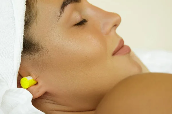 Kadın Yatak Odasında Uyumak Için Kulak Tıkacı Kullanıyor — Stok fotoğraf