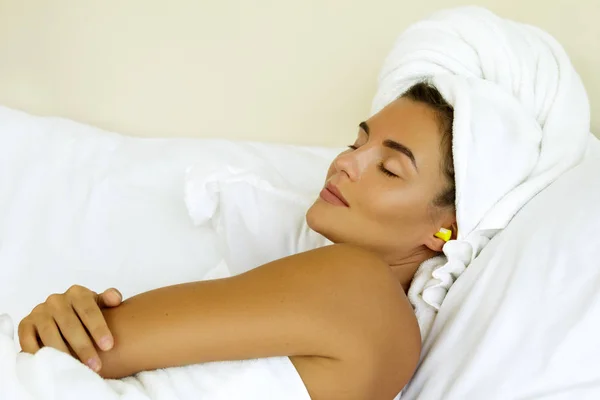 Mujer Dormitorio Está Usando Tapones Para Dormir —  Fotos de Stock