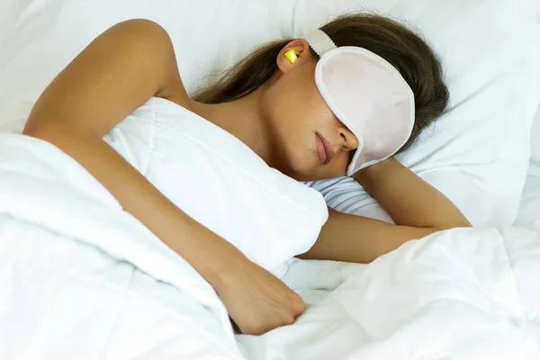 Kvinnan Klädd Eye Mask Och Använda Öronproppar För Bättre Sömn — Stockfoto