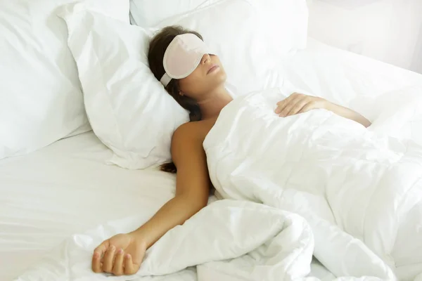 Спляча Жінка Маскою Очей Спальні — стокове фото