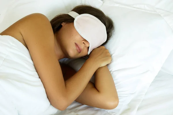 Στον Ύπνο Γυναίκα Μάσκα Ματιών Στο Υπνοδωμάτιο — Φωτογραφία Αρχείου