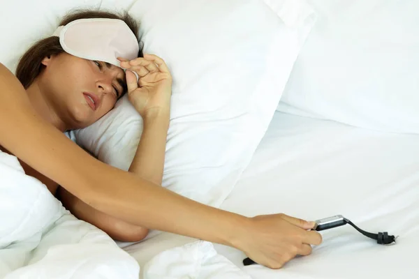 Κοιμισμένη Γυναίκα Ψάχνει Για Smartwatch Ξαπλωμένοι Στο Κρεβάτι — Φωτογραφία Αρχείου