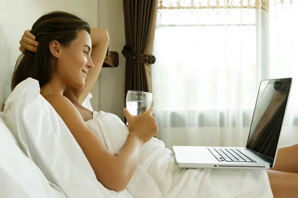 Mooie Vrouw Liggend Bed Het Gebruik Van Laptop — Stockfoto