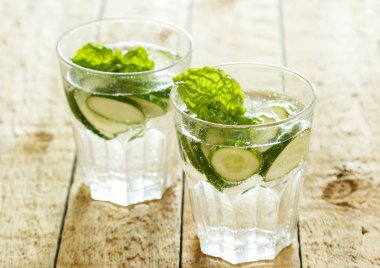 Ahşap masa üzerinde salatalık suyu detoks