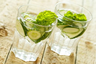 Ahşap masa üzerinde salatalık suyu detoks