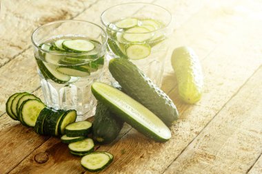 Ahşap masa üzerinde salatalık suyu detoks