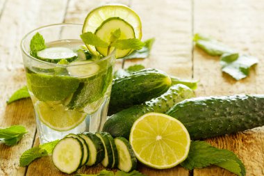 Salatalık, limon ve nane ahşap masa üzerinde serinletici içecek