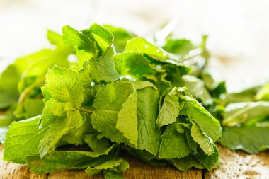 Ahşap masa üzerinde taze yeşil nane demet